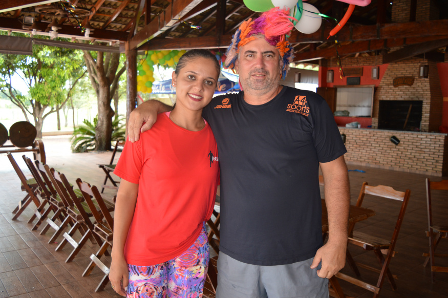 3ª Colônia de Férias reuniu e entreteve crianças em Amambai Renato Branco e Aline, monitora da Colônia de Férias/ Foto: Moreira Produções