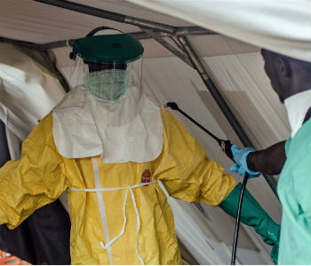Médicos usam roupa especial. Foto: Irin/Tommy Trenchard