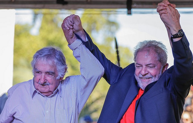 Quatro ex-presidentes sul-americanos se reúnem em caravana de Lula pelo Sul O uruguaio Pepe Mujica ao lado de Lula durante debate público nesta segunda (19) / Foto: Ricardo Stuckert/Instituto Lula