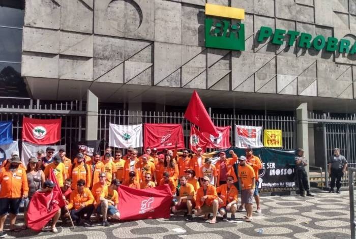 Trabalhadores da Fábrica de Fertilizantes Nitrogenados (Fafen), do Paraná, em frente à sede da Petrobras, no Rio de Janeiro - Luiz Franco