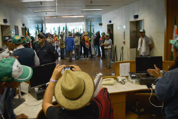 Trabalhadores rurais ocupam dois ministérios em Brasília Trabalhadores rurais ligados à Contag e outras federações e sindicatos rurais ocupam portaria do antigo Ministério do Desenvolvimento Agrário, em Brasília