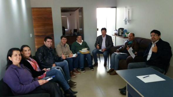 PMDB de Amambai reúne filiados na segunda-feira (18) Membros da coordenação do partido reunidos neste sábado (16) acertando os detalhes da reunião partidária de segunda (18) / Foto: Assessoria