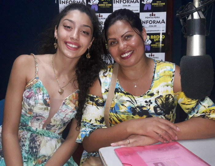 Camila e sua mãe Carla na rádio 91.5 FM.Foto: Tião Prado