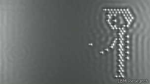 Cada esfera que compõe as imagens da animação criada por cientistas da IBM é um átomo de carbono