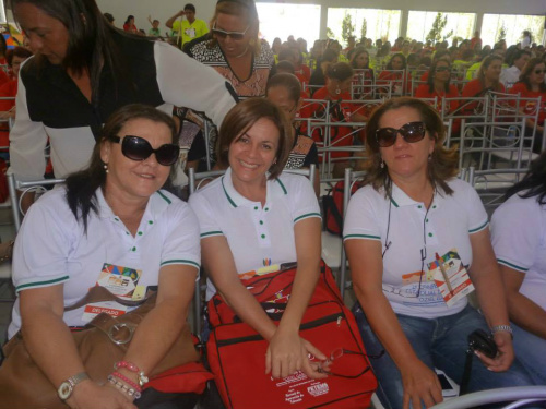 As professoras Elza (E), Katymary e Olga, junto com Lurdelice, representaram o Simted de Amambai na Conferência.