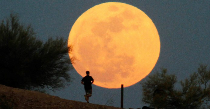 Superlua e chuva de meteoros prometem animar o final de semana no céu