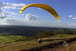 Praticante de parapente cai de altura de 15 metros durante pouso em MS