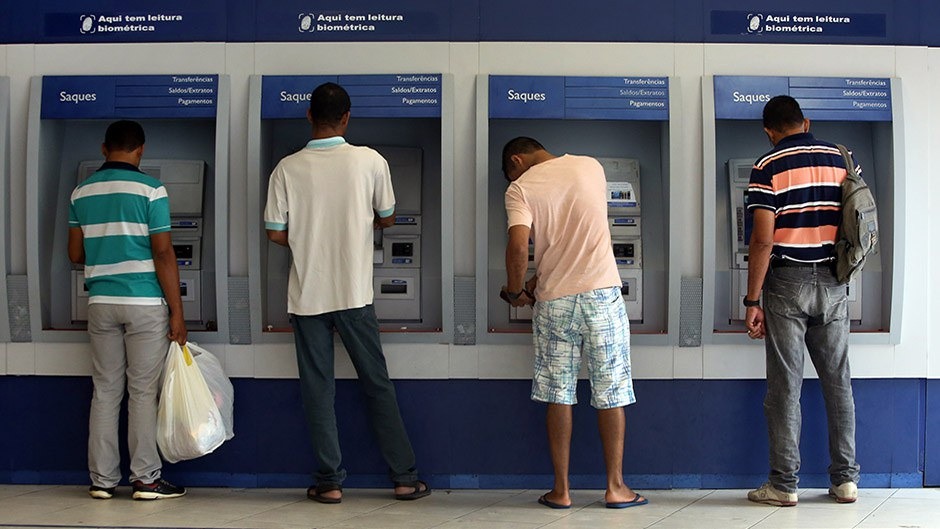 Os titulares de conta individual na Caixa com movimentação e saldo acima de R$ 1 recebem o crédito automático antecipado - Foto: Ana Nascimento/Caixa