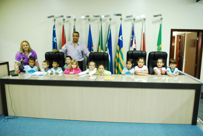 Alunos da escola Rachid conhecem Plenário da Câmara de Amambai