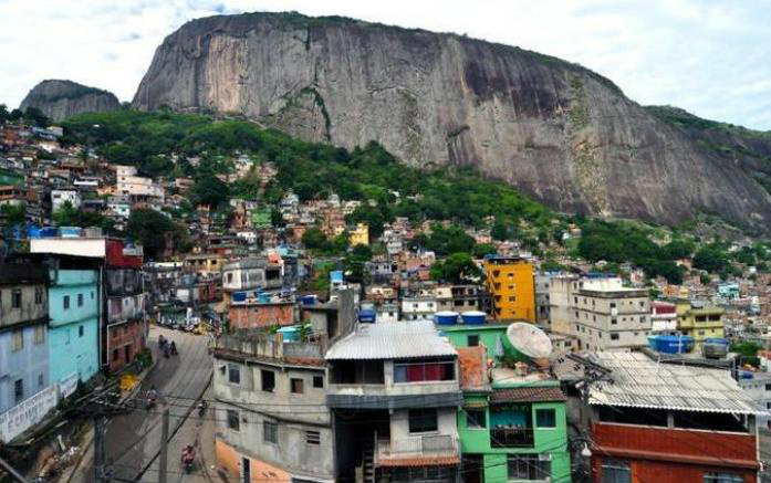 Guia ajuda turista a explorar favelas cariocas Guia ajuda turista a explorar favelas cariocas