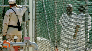 Prisioneiros em Guantánamo: centro de detenção prejudica imagem internacional dos Estados Unidos 