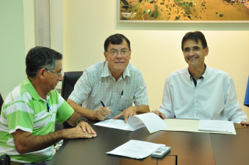 Prefeito Durante a assinatura da ordem de serviço para o início das obras