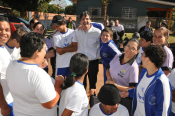 Lanzarini com alunos da APAE. Obra estará beneficiando toda a entidade