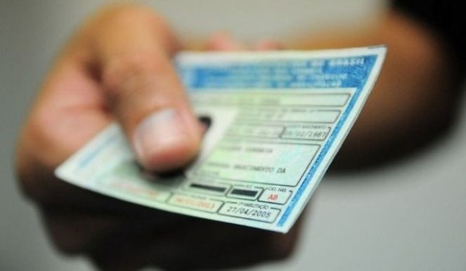 Contran revoga regra que exigia curso e prova para renovação de CNH Governo vai revogar resolução que exigiria prova para renovar a CNH (Foto: Reprodução)