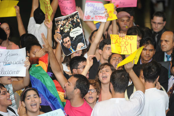 Deputados querem que comissão não trate projetos pró-homofobia Desde que Feliciano assumiu a comissão, protestos pró e contra se tornaram comuns, e o trabalho do colegiado ruiu (Foto: José Cruz. Agência Brasil)
