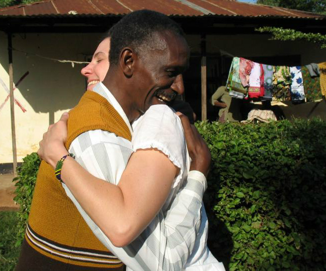 Amy Kaspar, rotariana de Ohio, e o professor de ciências Bartholomew Meena se abraçam durante a visita de Kaspar à Tanzânia em 2009. O encontro gerou o projeto destinado a educar as pessoas que moram nas redondezas do Monte Kilimanjaro a se adaptarem às mudanças climáticas. Foto: Photos courtesy of Amy Kaspar