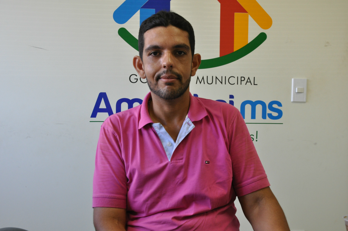 Serviço de Inspeção Municipal começa a funcionar em Amambai O veterinário Rafael Martins é o Diretor do SIM em Amambai. Segundo ele, “a partir da legalização, o produtor pode fornecer produtos inclusive para a merenda escolar” / Foto: Assessoria