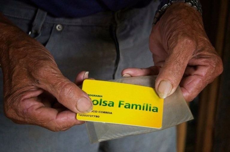 Mais de R$ 2,3 bi são aplicados no Bolsa Família em julho Cerca de 12,7 milhões de famílias serão beneficiadas