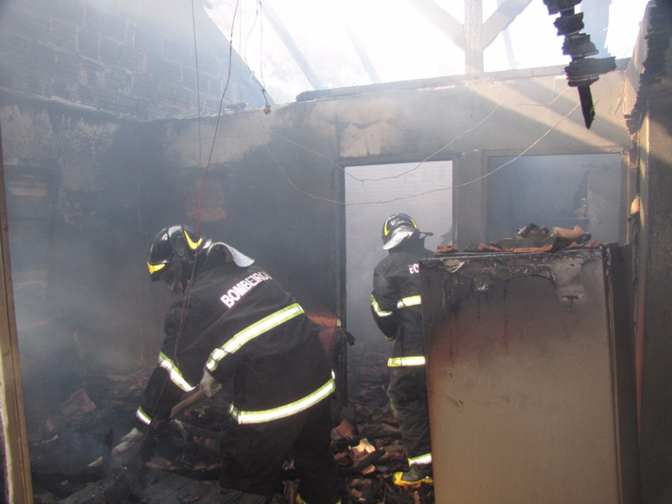 Família amambaiense perde casa após incêndio A casa ficou destruída / Foto: Bruno Martins