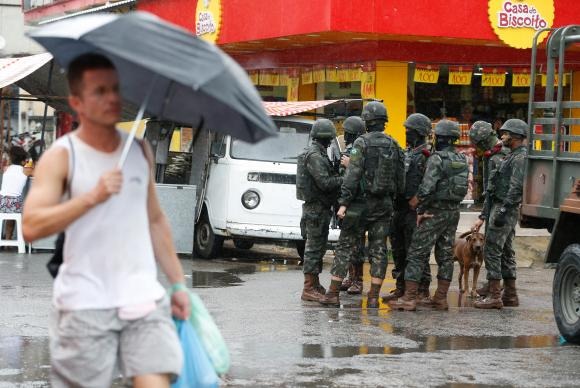 Temer irá destinar R$ 1 bilhão para intervenção no Rio Governo federal destinará R$ 1 bilhão para a intervenção militar no sistema de segurança do Rio de Janeiro Tânia Rêgo/Agência Brasil