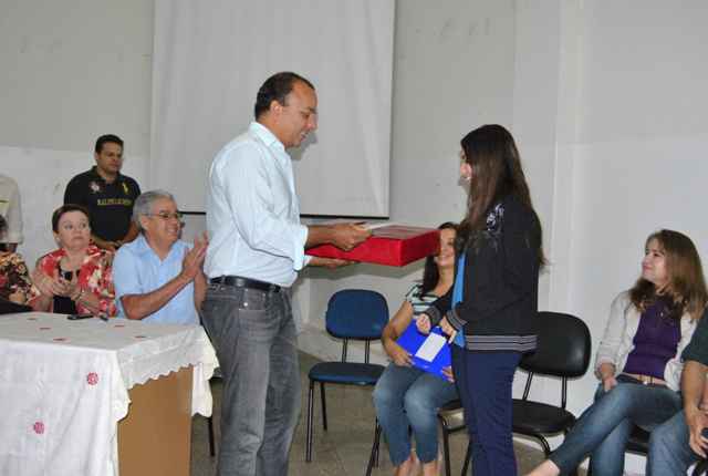Concurso do Correios premia alunas das Dr. Fernando e Dom Aquino de Amambai Momento em que a aluna do Dom Aquino, Francielli, que ficou em primeiro lugar na etapa estadual recebeu o prêmio das mãos de Genivaldo de Oliveira Lacerda, Diretor Regional Adjunto dos Correios MS. Foto: Moreira Produções.