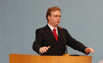 Promotor de Justiça flagra transporte escolar irregular durante fiscalização O Promotor de Justiça Ricardo Rotunno.