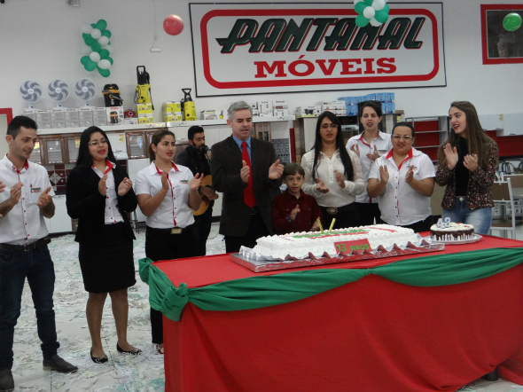 Pantanal Móveis comemora 13 anos com sorteio de prêmios Equipe da Pantanal Móveis comemorando os 13 anos de instalação na cidade de Amambai / Foto: Moreira Produções