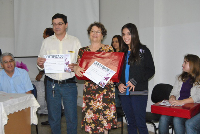 Concurso do Correios premia alunas das Dr. Fernando e Dom Aquino de Amambai A Escola Dom Aquino também recebeu um notebook como prêmio do Concurso. Foto: Moreira Produções.