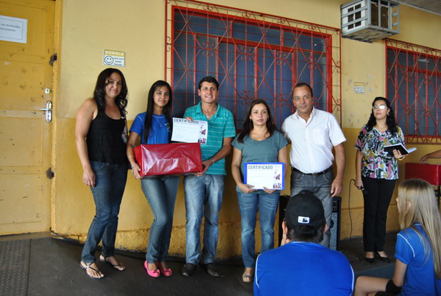 Concurso do Correios premia alunas das Dr. Fernando e Dom Aquino de Amambai A aluna da Escola Fernando Corrêa, Beatriz, com seus pais, a professora orientadora Gilvanda, e o Diretor Regional Adjunto, Genivaldo. Foto: Moreira Produções.