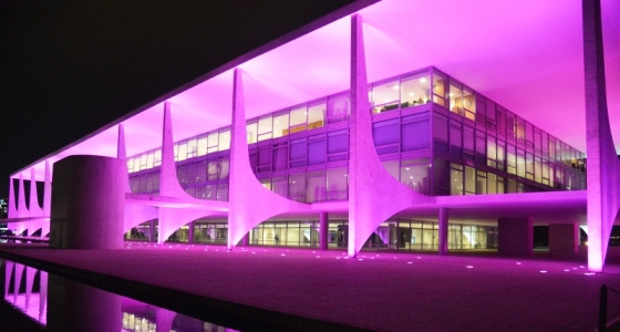 Outubro Rosa contará com projeto para mulheres em Amambai O do Congresso Nacional iluminado com luzes cor-de-rosa em alusão ao movimento popular Outubro Rosa.