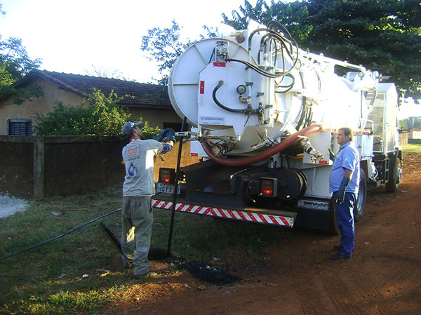 Sanesul de Dourados faz manutenção na rede de esgoto do Cachoeirinha Sanesul de Dourados faz manutenção na rede de esgoto do Cachoeirinha