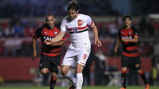 Kaká foi o capitão do São Paulo na partida contra o Vitória