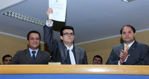 A Câmara Municipal empossou na manhã desta quinta-feira (13) o vice-prefeito, Gilmar Antunes Olarte (PP) ao cargo de prefeito de Campo Grande.