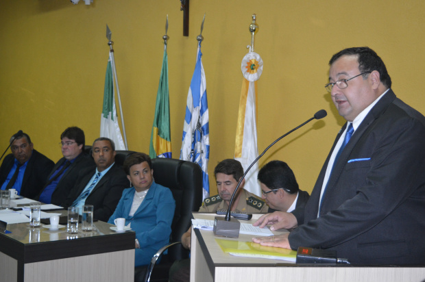 Bandeira anuncia gestão de austeridade para garantir investimentos em Amambai Prefeito de Amambai, Dr. Bandeira, durante discurso na abertura dos trabalhos do legislativo municipal / Foto: Moreira Produções