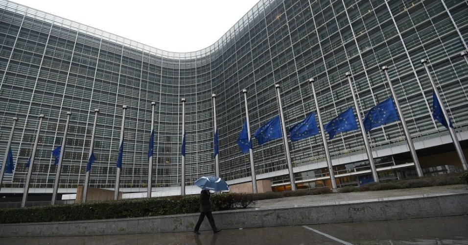 Parlamento Europeu presta homenagem aos 12 mortos no atentado ao Charlie Hebdo