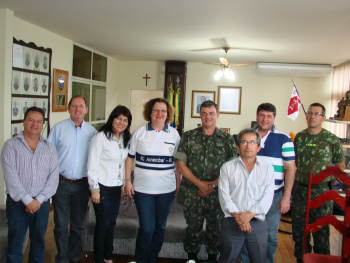 Rotarianos durante visita ao comando do 17º RC Mec.