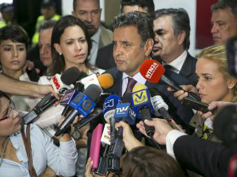 Venezuela diz que senadores brasileiros queriam causar confusão Aécio Neves fala com jornalistas no aeroporto de Caracas.Reuters/Marco Bello