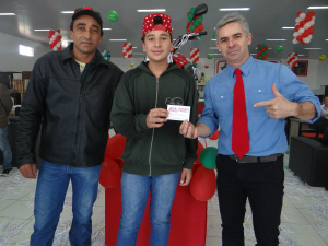 Pantanal Móveis comemora 13 anos com sorteio de prêmios O sortudo da campanha foi João Vitor Maurício que ganhou uma moto / Foto: Moreira Produções