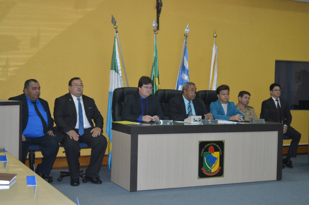 Bandeira anuncia gestão de austeridade para garantir investimentos em Amambai E/D - Valter Brito e Dr. Bandeira, vice-prefeito e prefeito de Amambai, vereadores da Mesa Diretora da Câmara, Maikel Ruiz - 1º secretário, Carlinhos - presidente - e Ilzo Victor Arce - vice-presidente, o comandante do 17º Regimento de Cavalaria Mecanizado, tenente-coronel Rovian Alexandre Janjar, e o defensor público, Marcelo Marinho da Silva. (Foto: Moreira Produções)
