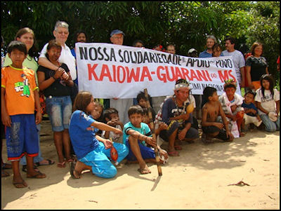 Conflitos entre indígenas e fazendeiros é constante em MS; na foto, grupo de índios guarani kaiowá acampados às margens de uma estrada vicinal, em Iguatemi (MS)