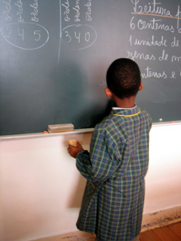 Crianças negras atrasadas na escola são o dobro das brancas Crianças negras atrasadas na escola são o dobro das brancas
