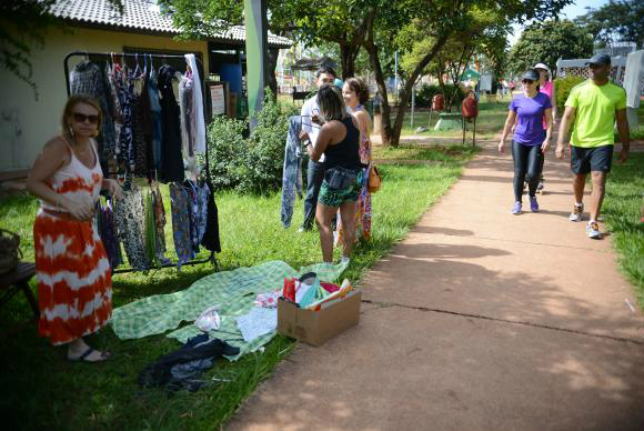 Professores do DF, que estão sem receber salário, organizaram no Parque da Cidade, uma feira para vender roupas e sapatos usados, artesanato e comidas Fabio Rodrigues Pozzebom/Agência Brasil