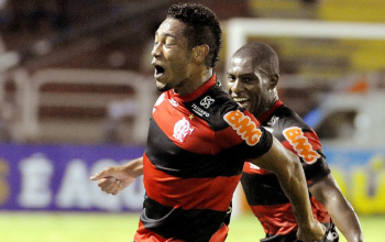 Flamengo vence Figueirense e respira aliviado no Brasileirão Hernane comemora gol da vitória do Flamengo sobre o Figueirense(Foto: Alexandre Vidal / Fla Imagem)