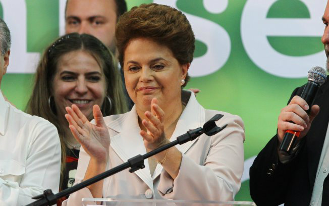 Entre dois adversários, Dilma exalta democracia Entre dois adversários, Dilma exalta democracia