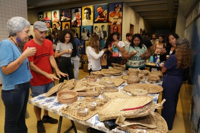 Entre filme e artesanato, grupo reage contra discurso que mina cultura indígena O evento “Povos Indígenas de MS, Vida e Resistência” foi realizado pelo Coletivo Terra Vermelha, uma rede urbana de apoio às causas indígenas que existe desde 2011 (Foto: Kísie Ainoã)