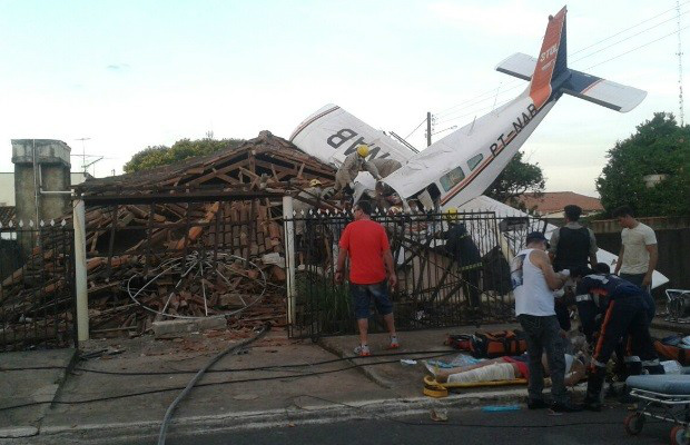 Queda de avião deixa dois mortos em cidade goiana Queda de avião deixa dois mortos em cidade goiana