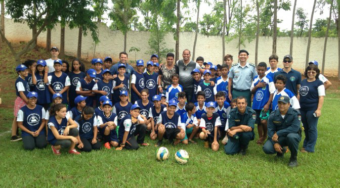 Craques do passado visitam Projeto Bom de Bola, Bom na Escola