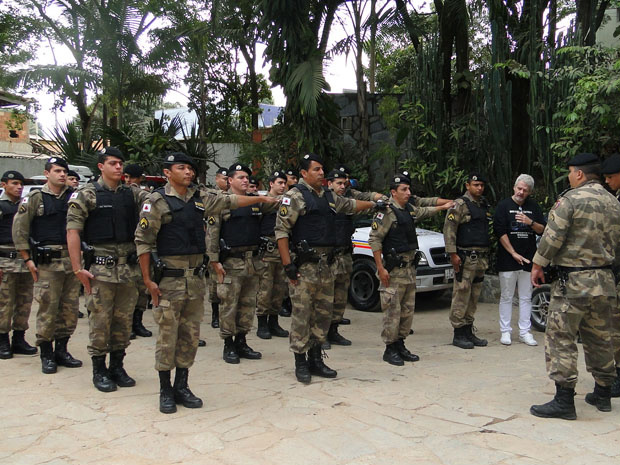 Militares da 1ª Companhia de Missões Especiais, de Contagem, fizeram uma homenagem aos cães.(Foto: Heloísa Mendonça/G1 MG)