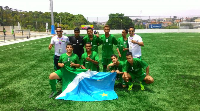 Mato Grosso do Sul domina seleção nacional de jovens de futebol de sete Técnico Wagner Melo (esquerda em pé), Wesley (goleiro),Gustavo (nº 5) e Ygor (nº 3), após a conquista do ouro nasParalimpíadas Escolares. Foto: Mauro Resstel