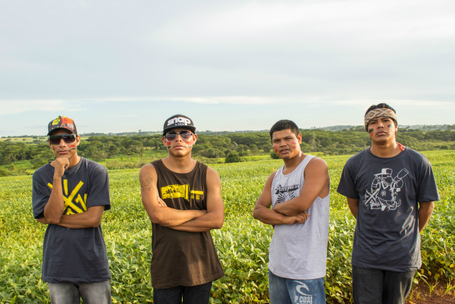 Grupo de rap Brô MC’s é formado pelos jovens indígenas Bruno Veron, Clemerson Batista, Charlie Peixoto, Kelvin Peixoto e da backing vocal Dani Muniz. (Foto: Divulgação)